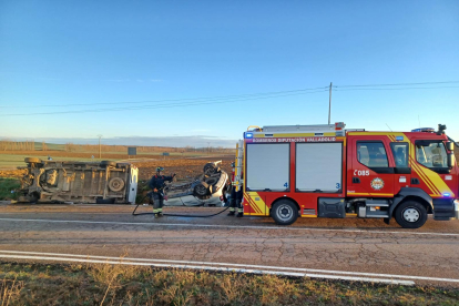 Estado en el que quedó el vehículo tras el accidente en Valladolid.-BOMBEROS DIPUTACIÓN