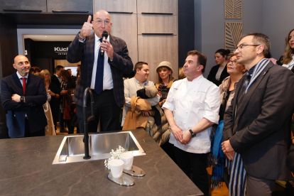 El alcalde de Valladolid, Jesús Julio Carnero, y el chef español doce veces estrella michelín, Martín Berasategui en la presentación de la nueva tienda de KüchenHouse. -X @JesusJCarnero