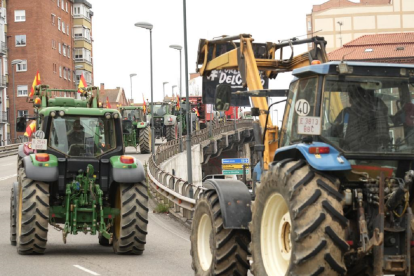 La tractorada convocada por la Comunidad de Regantes Canal Macías Picavea llega a Valladolid. -J.M. LOSTAU