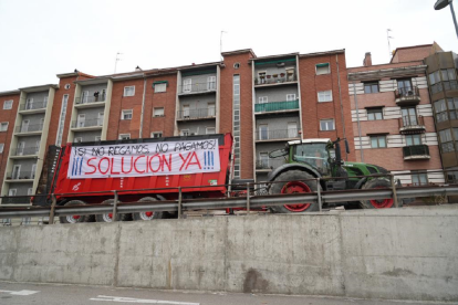 La tractorada convocada por la Comunidad de Regantes Canal Macías Picavea llega a Valladolid. -J.M. LOSTAU