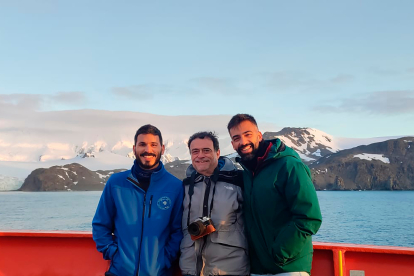 Dimitris Evangelinos, José Abel Flores y Adrián López Quirós, a bordo del Hespérides en la Campaña Antártica Española. -E.M.