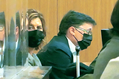 Begoña Hernández y Rafael Delgado, en marzo 2022 cuando se suspendió el juicio. ICAL