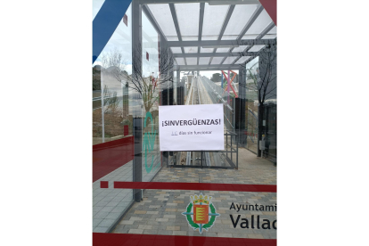 Nota en el ascensor de la ladera este de Parquesol con una queja por llevar 16 días sin funcionar. -PEDRO HERRERO