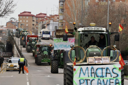 La tractorada convocada por la Comunidad de Regantes Canal Macías Picavea llega a Valladolid - PHOTOGENIC