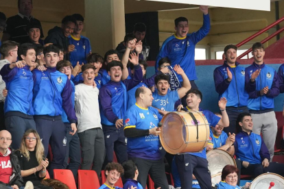 Aficionados del recoletas animando en el partido ante el Bidasoa. / J. M. LOSTAU