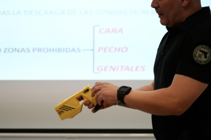 Presentación de las pistolas electrónicas que usará la Policía Municipal de Valladolid. -J.M. LOSTAU