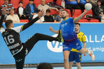 Miguel Martínez en un contraataque  en el partido ante Bidasoa en Huerta del Rey. / J. M. LOSTAU