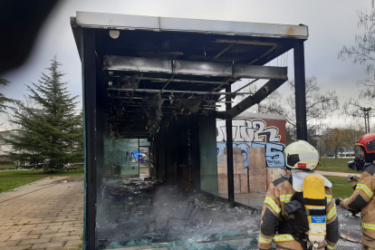Los bomberos terminan la extinción del fuego en la nave acristalada del parque de Las Norias. / BOMBEROS VALLADOLID
