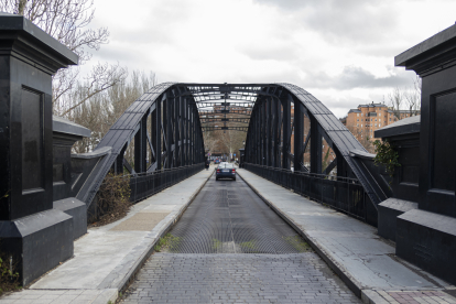 Vehículos y peatones por el puente Colgante de Valladolid. -PHOTOGENIC