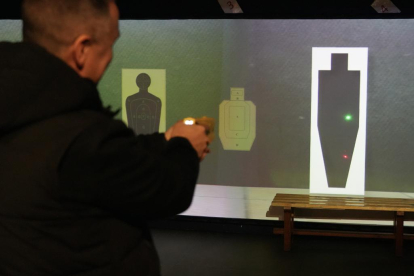 Presentación de las pistolas electrónicas que usará la Policía Municipal de Valladolid. -J.M. LOSTAU