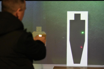 Presentación de las pistolas electrónicas que usará la Policía Municipal de Valladolid. -J.M. LOSTAU