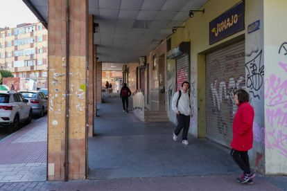 Soportales entre los números 17 y 19 de la calle Covadonga de Valladolid con locales cerrados en la actualidad. - J.M. LOSTAU