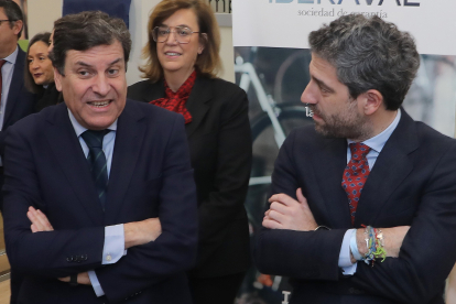 Carlos Fernández Carriedo, junto a César Pontvianne en la inauguración de la sede de Iberaval en Palencia.-ICAL