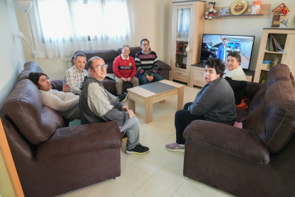 Óscar, Mónica, Francisco, Marcos, Fernando, María y Candela, usuarios de la casa tutelada de Nava del Rey - J.M. LOSTAU