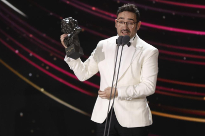 Juan Antonio Bayona recoge el premio a la Mejor Música Original por el trabajo de Michael Giacchi en 'La sociedad de la nieve. E.M.
