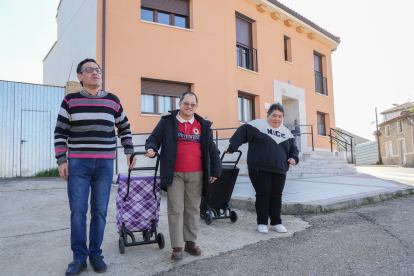 Fernando, Marcos y Candela, usuarios de la casa tutelada de Nava del Rey - J.M. LOSTAU