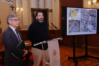 Eduardo Cabanillas y Gutiérrez Alberca en el Ayuntamiento. E.M.
