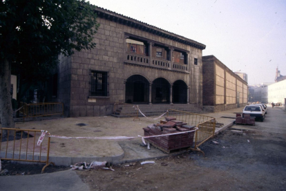 Obras de pavimentación de las aceras, junto a la Casa Museo Colón de la Calle Colón de Valladolid en 1994 - ARCHIVO MUNICIPAL