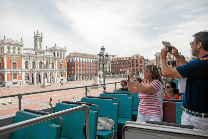 El bus turístico, con varios pasajeros a bordo, a la altura de la Plaza Mayor en una imagen de archivo. -PHOTOGENIC