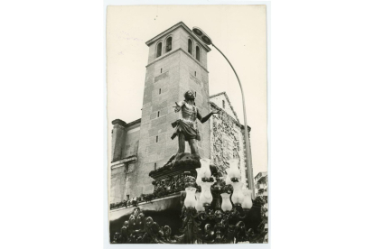 Procesión de Penitencia y Caridad del Jueves Santo a su paso por la Iglesia de la Magdalena en la Calle Colón de Valladolid en 1970 - ARCHIVO MUNICIPAL