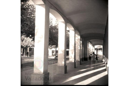 Detalles de fachada y soportales de la plaza Carmen Ferreiro en 1964 del barrio de San Pedro Regalado de Valladolid - ARCHIVO MUNICIPAL