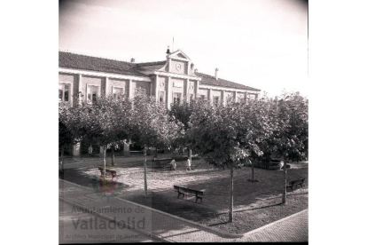 Detalles de fachada y soportales de la plaza Carmen Ferreiro en 1964 del barrio de San Pedro Regalado de Valladolid - ARCHIVO MUNICIPAL