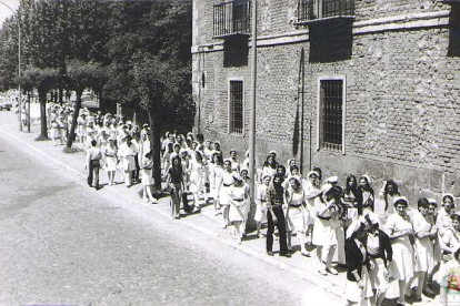 Reivindicaciones del personal sanitario en la Calle Colón de Valladolid en 1970 - ARCHIVO MUNICIPAL