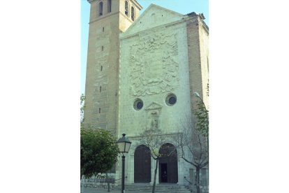 Fachada de la iglesia de Santa María Magdalena de la calle Colón de Valladolid en 1998 - ARCHIVO MUNICIPAL