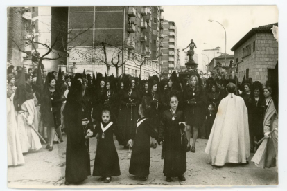 Procesión de Penitencia y Caridad del Jueves Santo a su paso por la Iglesia de la Magdalena en la Calle Colón de Valladolid en 1970 - ARCHIVO MUNICIPAL