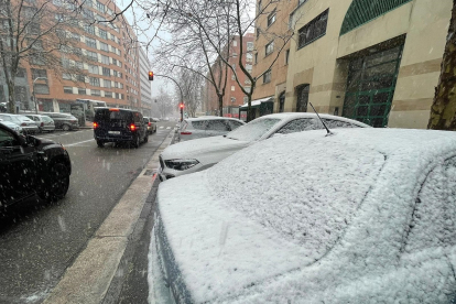 La nieve cubre los coches.- E.M.