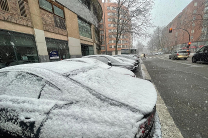 La nieve cubre los coches.- E.M.