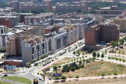 Vista aérea del barrio de Villa del Prado con la Plaza San Juan II de Valladolid en construcción a la izquierda en 2008 - ARCHIVO MUNICIPAL