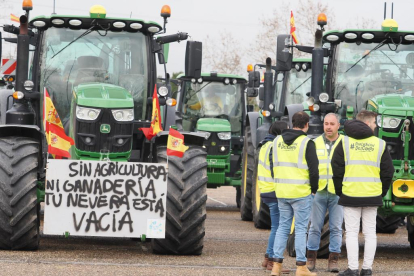 Algunos tractores lucen pancartas reivindicativas.- PHOTOGENIC