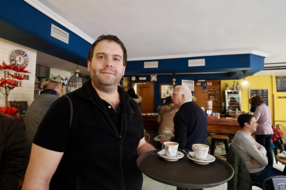 Óscar Mayo, camarero de la cafetería El Otero de la calle Colón de Valladolid - PHOTOGENIC