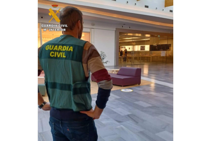 Imagen facilitada por la Guardia Civil en el centro comercial en el que se cometió el robo del teléfono móvil - GUARDIA CIVIL
