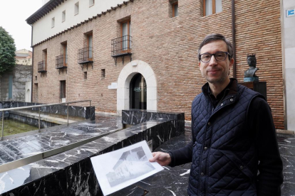 Aarón Fernández, educador en la Casa Museo Colón de la calle Colón de Valladolid - PHOTOGENIC