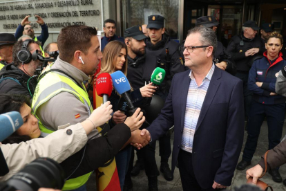 El consejero de Agricultura, Gerardo Dueñas, con los manifestantes a las puertas de la Consejería.-PHOTOGENIC
