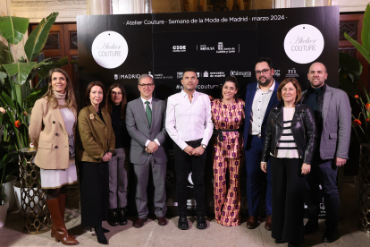 El consejero de Industria, Comercio y Empleo, Mariano Veganzones, asiste a la presentación de las colecciones de diseñadores de Castilla y León en el evento 'Atelier Couture'.-ICAL.