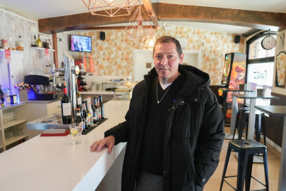 Javi Villanueva, cliente del bar 'El Cafelito' desde su apertura hace 24 años en la plaza Carmen Ferreiro del barrio de San Pedro Regalado de Valladolid - J.M. LOSTAU