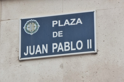 Cartel de la plaza de San Juan II del barrio de Villa del Prado de Valladolid  - PHOTOGENIC