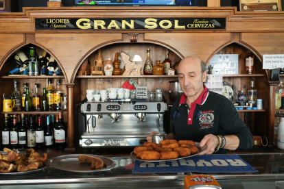 Raúl Merino, dueño del bar restaurante Gran Sol de la calle Covadonga de Valladolid. - J.M. LOSTAU
