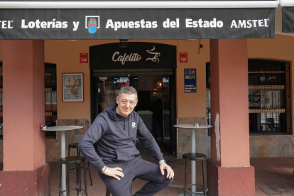 Fermín Redondo, dueño del bar 'El Cafelito' de la plaza Carmen Ferreiro del barrio de San Pedro Regalado de Valladolid - J.M. LOSTAU