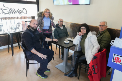Vecinos clientes del bar 'El Cafelito' de la plaza Carmen Ferreiro del barrio de San Pedro Regalado de Valladolid - J.M. LOSTAU