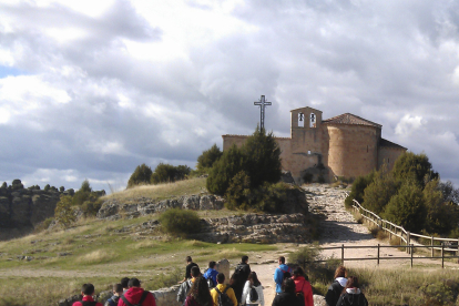 Un grupo de senderistas se aproxima a la ermita de San Frutos en el Parque Natural de las Hoces del Duratón.