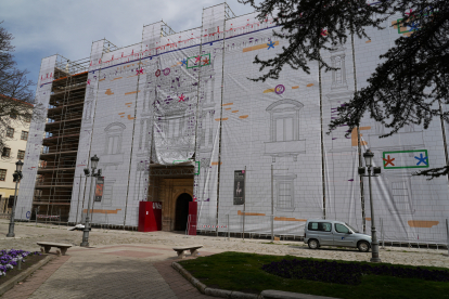 Un trampantojo cubre las obras en el palacio de Santa Cruz de Valladolid