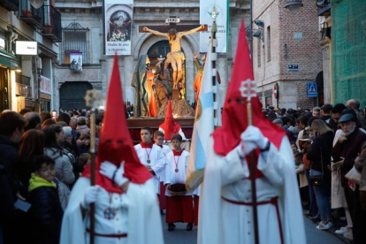 Procesión del Santísimo Rosario del Dolor con el paso 'La crucifixión del Señor' en una imagen de 2023