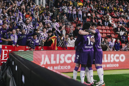 El Real Valladolid celebra su gol en El Molinón. I. SOLA / RVCF