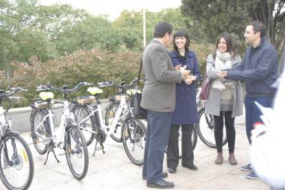 La alcaldesa, Núria Parlon, durante la presentación de las seis bicicletas eléctricas.-AYUNTAMIENTO DE SANTA COLOMA