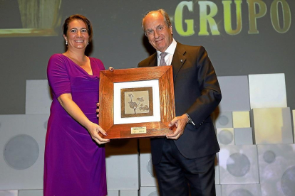 MEJOR EMPRESA AGROALIMENTARIA La consejera de Cultura y Turismo, María Josefa García Cirac, da el galardón a Juan Manuel González Serna, presidente del Grupo Siro.