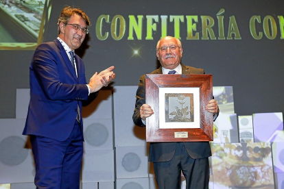 MEJOR PROYECTO DE LEÓN El presidente de la Diputación de León, Juan Martínez Majo, entrega a Manuel González, de la Confitería Conrado, del reconocimiento al mejor proyecto de la provincia.